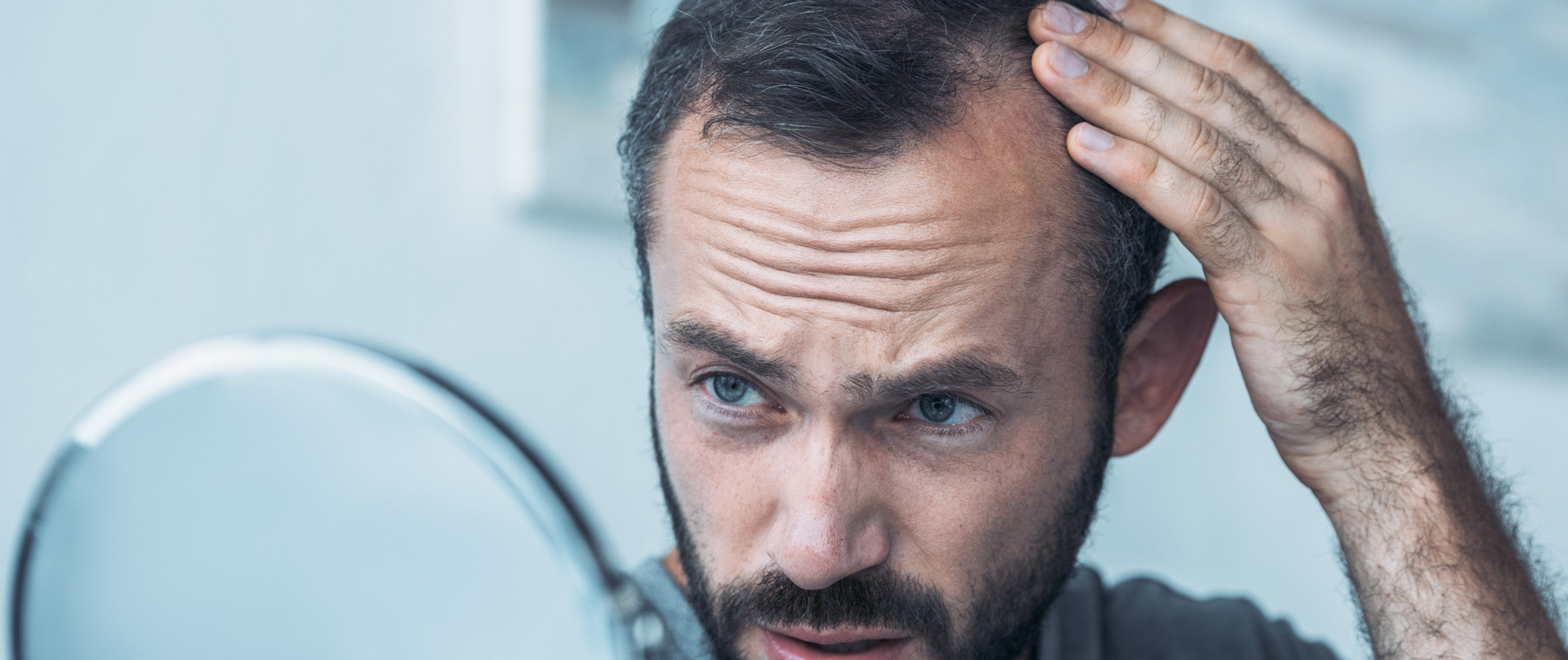 Imagem de homem a passar m&atilde;o no cabelo